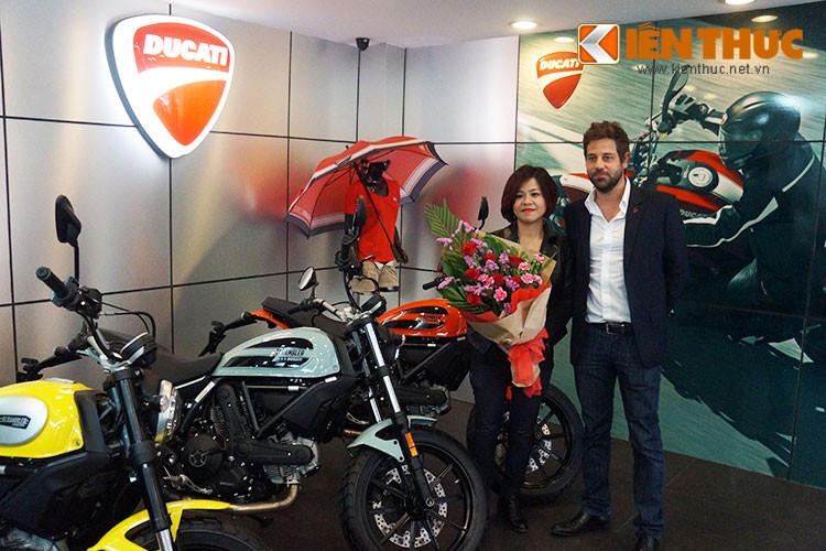 Ducati Việt Nam vừa tổ chức lễ bàn giao mẫu  Ducati Scrambler Sixty2 cho khách hàng đầu tiên tại Việt Nam là nữ biker Lê Thu Hường đang sinh sống tại Hà Nội. Sự kiện có sự tham dự của ông Marco Biondi - Giám đốc điều hành Ducati khu vực châu Á - Thái Bình Dương.